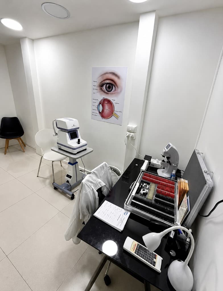 Sala de examen visual con autorrefractómetro y foróptero en OSV Ovalle